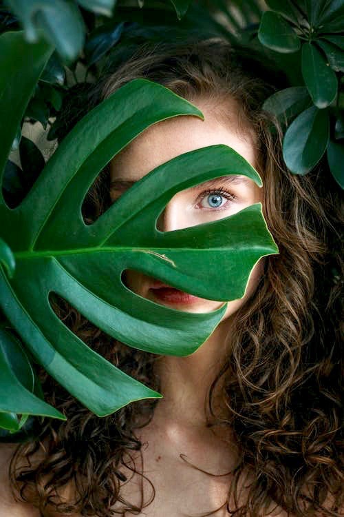 Ragazza con foglia sopra il viso